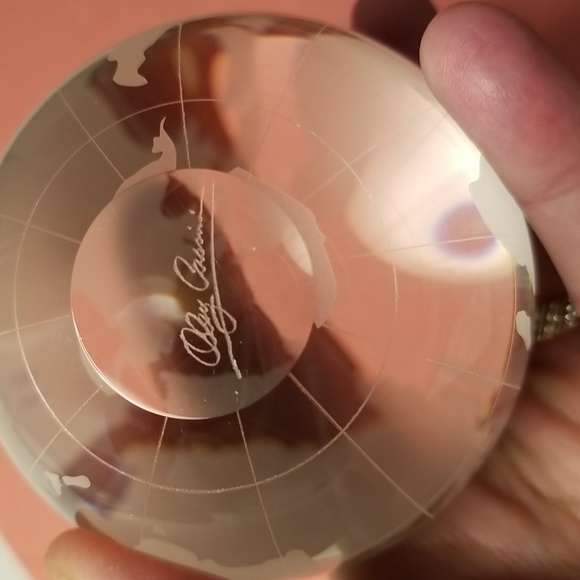 Oleg Cassini signed round paperweight - Picture 4 of 6